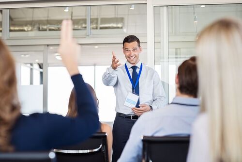 Präsentation der Fluktuationsergebnisse im Meeting Raum des Unternehmens