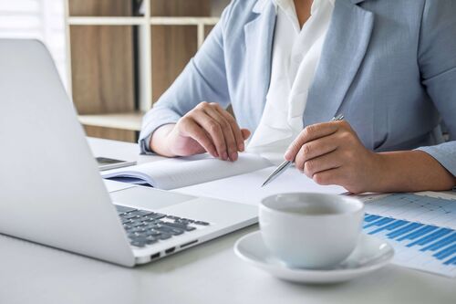 Businessfrau präsentiert Branchenvergleich und Benchmarks auf digitalem Display vor Kollegengruppe
