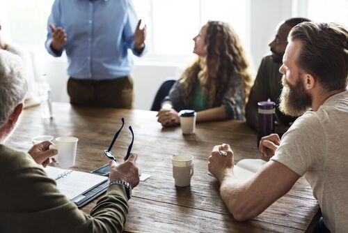Diverse Gruppe von Geschäftsleuten in modernem Büro - verschiedene Hierarchieebenen und Abteilungen